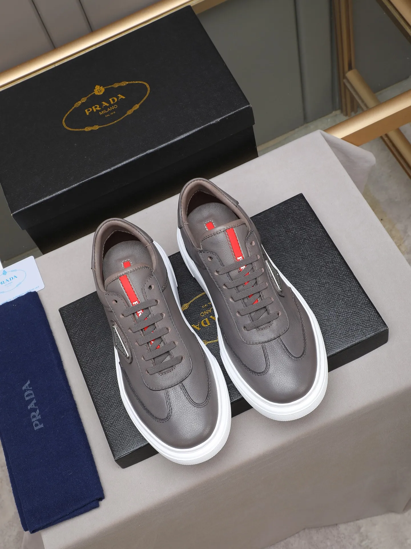 PP460 Prada/Prada men's new casual shoes, this upper is made of imported calfskin + sheep lining! The outside is decorated with the P family's classic metal triangle enamel logo, and the outsole is made of non-slip sports foam ultra-light outsole, which feels good on the feet and is a fashionable and fashionable item!  Size: 38-44 (45 customized)